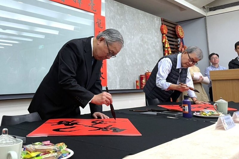 教育部6日舉辦新春揮毫活動，書法家張炳煌（左起）、教育部長鄭英耀一同提筆揮毫，推廣書法文化。中央社記者陳至中攝　115年2月6日