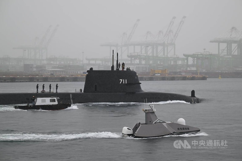 潛艦國造原型艦海鯤艦6日進行第4次潛航測試，於上午9時許駛出港區，台船自主研發的「奮進魔鬼魚號」無人船也一同出海。中央社記者董俊志攝　115年2月6日