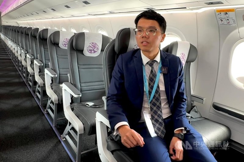 Embraer民用航空部門亞太區行銷副總楊立源在E195-E2客機上接受中央社訪問，談及亞太航空市場需求日益增長趨勢。中央社記者吳昇鴻新加坡攝　115年2月6日
