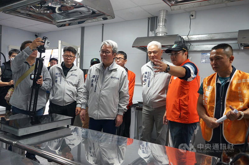 行政院政務委員陳金德（前排右4）6日到花蓮視察光復中繼屋，他說，之前住戶反映的中央廚房廚具不足問題已改善，每戶都有專屬的IH爐。中央社記者張祈攝　115年2月6日