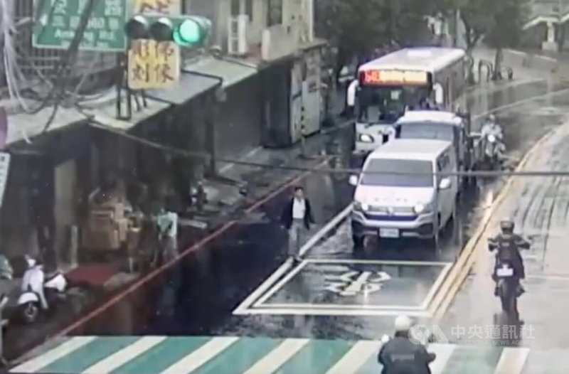 新北市新店區安康路三段、安泰路口6日發生車禍，一輛復康巴士綠燈起步時疑未注意前方，撞上正穿越馬路的王姓男子，王男遭捲入車底，送醫搶救仍不治。（翻攝畫面）中央社記者曹亞沿傳真　115年2月6日