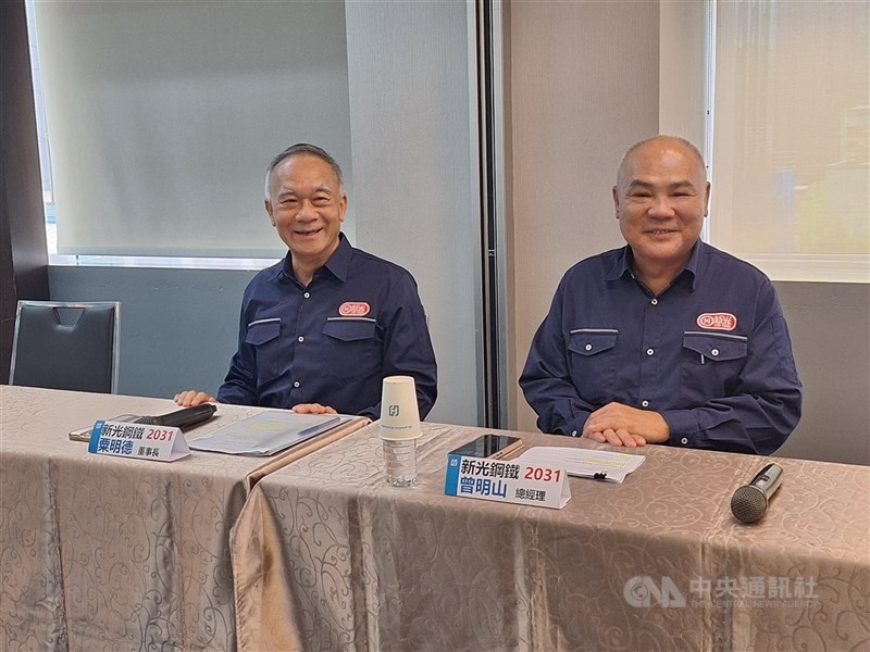 圖左為新光鋼董事長粟明德。 （中央社檔案照片）