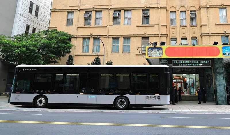 為改善基隆老舊公車拋錨問題，市府6日與鴻華先進科技公司簽約啟動公車汰換計畫，預定2026下半年會有30輛電動公車投入營運。圖為鴻華先進電動公車。（基隆市政府提供）中央社記者沈如峰基隆傳真 115年2月6日