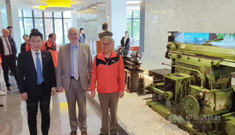 美國在台協會（AIT）處長谷立言（Raymond F. Greene）（前中），6日在立法院副院長江啟臣（前左）陪同下，前往位於台中市南屯區的台中精機公司參訪。中央社記者蘇木春攝　115年2月6日