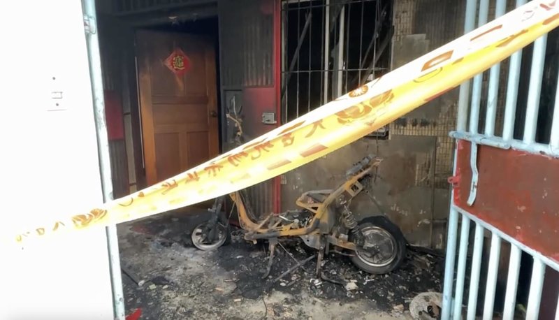 苗栗縣頭份市1棟透天厝6日凌晨疑因1樓電動機車在充電時引發生火警，所幸屋內住警器發出聲響，住戶及時逃生，後續清查共6人疑似吸入濃煙不適送醫。（民眾提供）中央社記者管瑞平傳真　115年2月6日