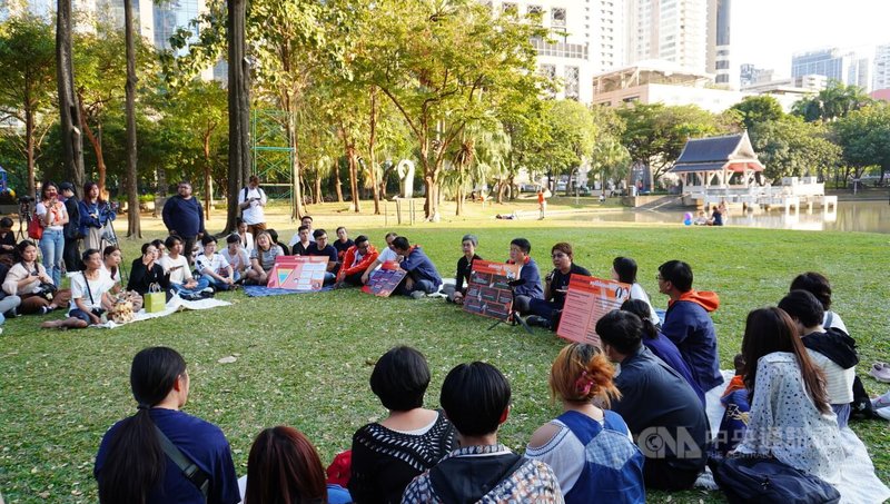泰國國會選前週末，人民黨在曼谷市中心的班哲希利公園（Benjasiri Park）舉辦政見分享會。競選團隊手持看板說明各項政見，並與選民互動。中央社記者李宗憲曼谷攝　115年2月6日
