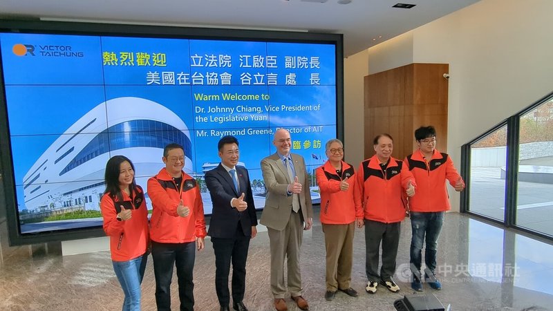 美國在台協會（AIT）處長谷立言（Raymond F. Greene）（中），6日到台中參訪機械產業，他表示，台灣是非常可靠、可信賴的夥伴，在安全供應鏈上扮演重要角色。左3為立法院副院長江啟臣。中央社記者蘇木春攝　115年2月6日