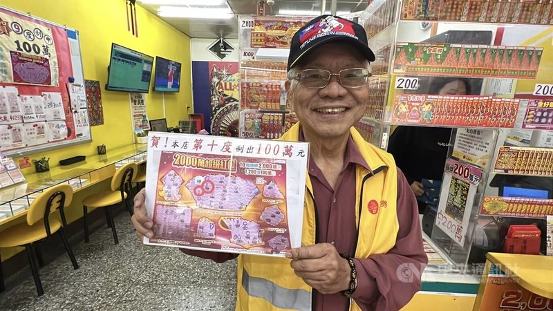 在台北工作的台東女子甫於尾牙抽中新台幣萬元紅包，返鄉探親時拿抽中的紅包和家人集資買刮刮樂，刮中100萬元；彩券行老闆6日開心表示，這是店裡第10次刮出百萬大獎。中央社記者盧太城台東攝　115年2月6日