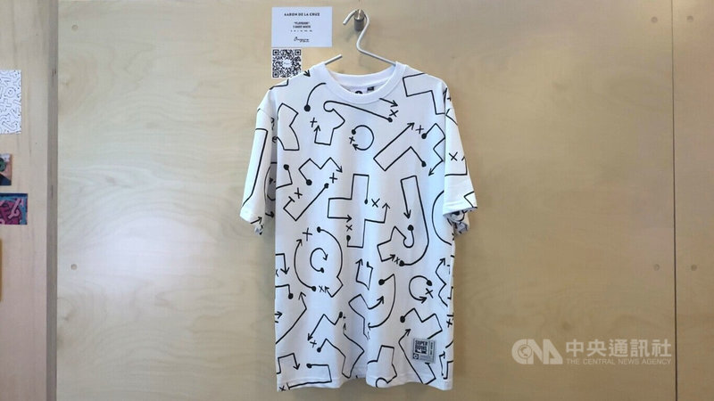 舊金山藝術家德拉克魯茲（Aaron De La Cruz）以簡約風格打造第60屆超級盃服飾，呈現力與美。中央社記者張欣瑜舊金山攝　115年2月6日