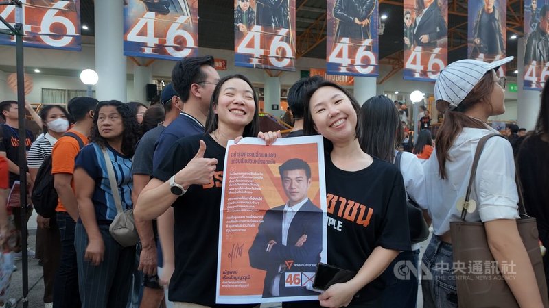 人民黨支持者6日參加該黨舉行的最後一場大型造勢活動，在場外排隊入場時，高舉總理候選人納塔彭海報。中央社記者李宗憲曼谷攝　115年2月6日