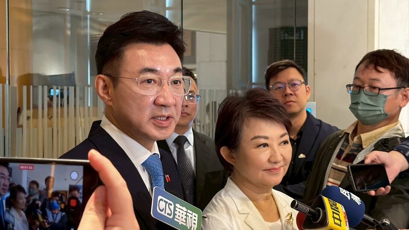 立法院副院長江啟臣（前左）6日請美國在台協會（AIT）處長谷立言赴台中參訪機械產業並參加座談會交流，台中市長盧秀燕（前左2）等人也出席。（江啟臣辦公室提供）中央社記者蘇木春傳真　115年2月6日