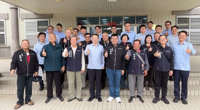 馬公城隍廟董事長顏嘉弘（前右4）6日率董監事前往第七岸巡隊捐贈一批腳踏車，提供各岸巡安檢單位機動巡查，守護澎湖安全。（馬公城隍廟提供）中央社  115年2月6日