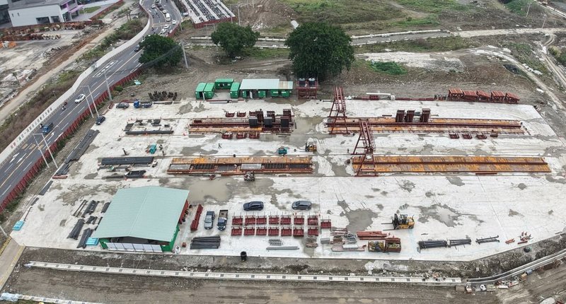 新北市府地政局6日表示，泰山塭仔圳重劃區貴子坑溪跨溪橋梁施工介面複雜，為有效控管工期、汛期間仍能持續施作，施工廠商在工區內設置橋梁預鑄梁場（圖），以縮短工期。（新北市府地政局提供）中央社記者黃旭昇傳真　115年2月6日