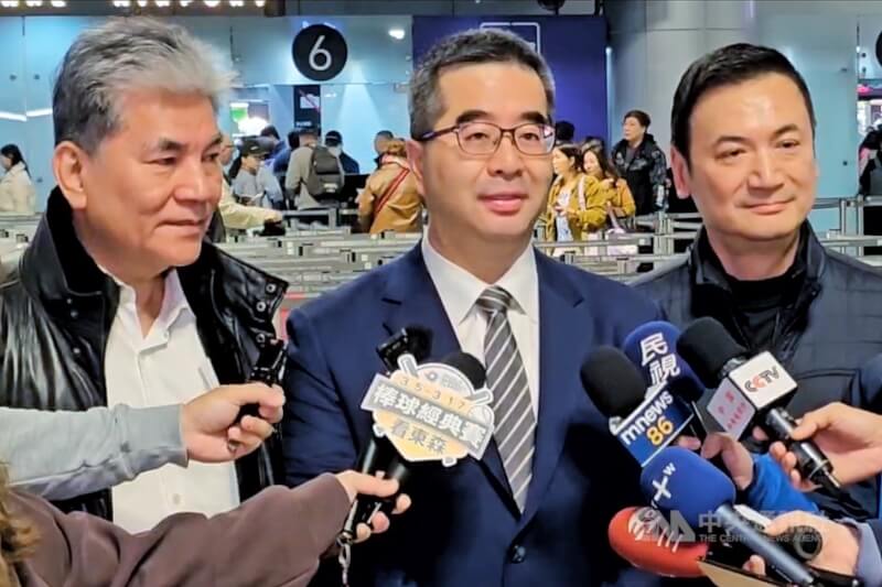 國民黨副主席蕭旭岑（中）2日上午偕同國政基金會副董事長李鴻源（左）與專家學者，搭機前往北京出席雙方智庫舉辦的「兩岸交流合作前瞻論壇」。（中央社檔案照片）