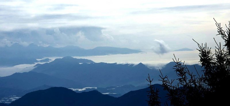 林業及自然保育署台中分署6日表示，現正是雲海季節，大雪山國家森林遊樂區山嵐繚繞、雲瀑翻湧，在48公里埡口觀景台與遊客中心3樓觀景台皆可遠眺雲海流動與晨昏天色交織的壯麗畫面。（林業及自然保育署台中分署提供）中央社記者趙麗妍傳真　115年2月6日