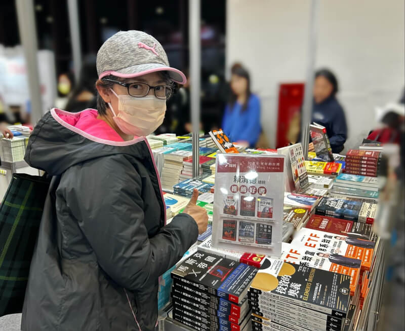 副總統蕭美琴（前）6日表示，她在行程空檔低調前往台北國際書展，帶了許多好書回家。（圖取自蕭美琴Threads threads.com/@bikhimhsiao）