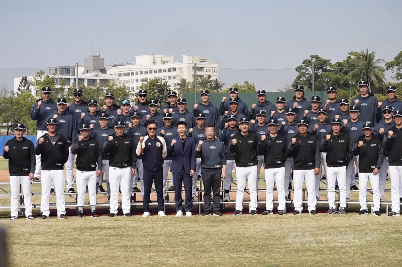 世界棒球經典賽（WBC）台灣隊1月15日起在高雄國家運動訓練中心展開集訓，與中華職業棒球大聯盟會長蔡其昌（前左7）、運動部長李洋（前左6）等拍大合照。（中央社檔案照片）