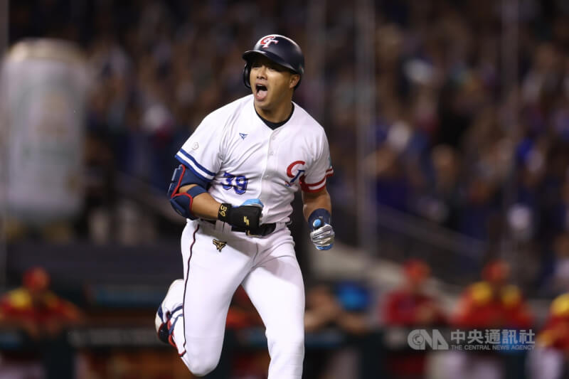 吳念庭在2025年世界棒球經典賽資格賽敲出關鍵安打後振奮吶喊。（中央社檔案照片）
