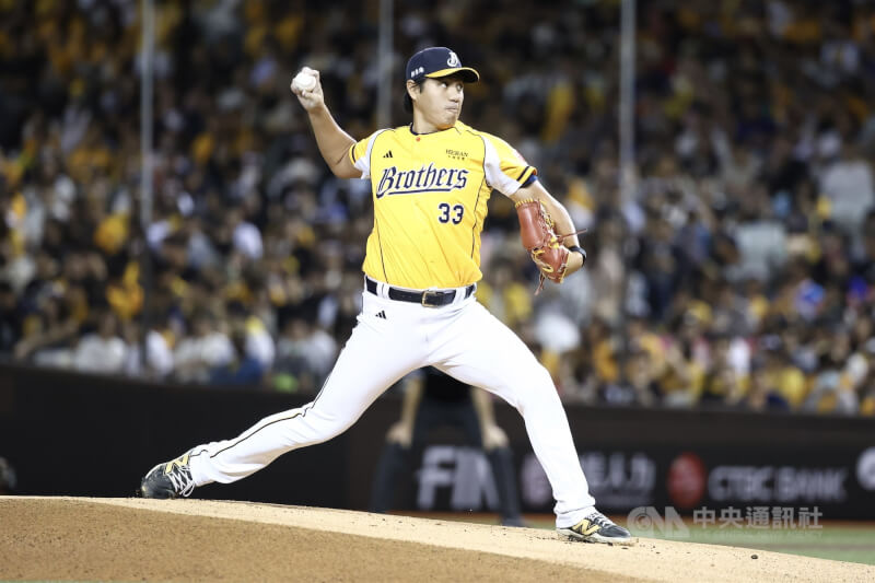 鄭浩均在中華職棒例行賽登板。（中央社檔案照片）