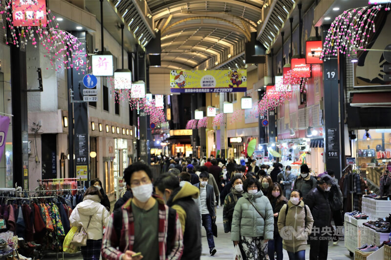 圖為東京淺草商店街人潮眾多。（中央社檔案照片）