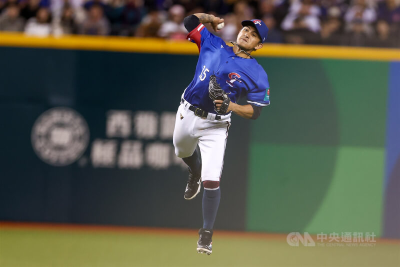 二壘手林子偉在2025年世界棒球經典賽資格賽展現擔任二壘手，展現美技跳傳。（中央社檔案照片）