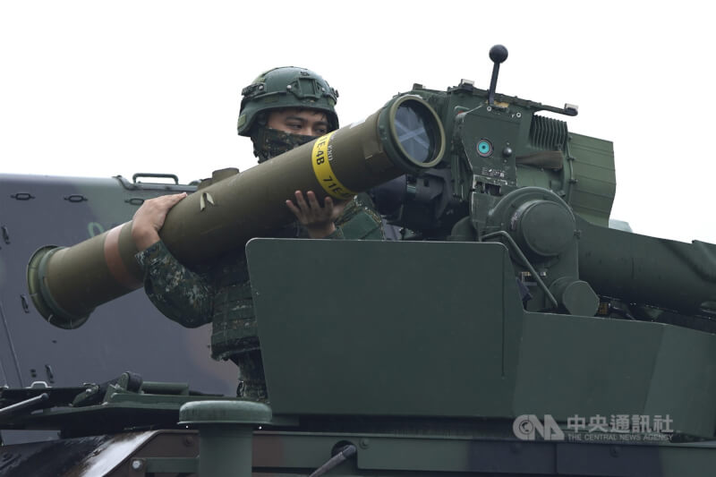 圖為2024年「天馬操演」任務，鑑測人員在新型的「M41A7 ITAS拖式飛彈發射系統」填裝彈藥。（中央社檔案照片）