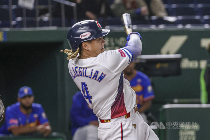 吉力吉撈．鞏冠在2024年世界12強棒球賽上場打擊。（中央社檔案照片）