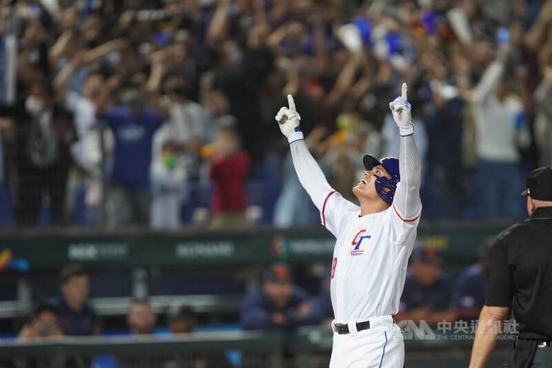 台灣打者張育成在2023年世界棒球經典賽A組預賽擊出滿貫全壘打，讓全場地主球迷沸騰。（中央社檔案照片）