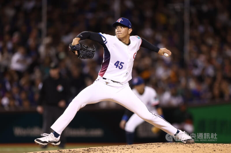 林維恩在2025年世界棒球經典賽資格賽登板中繼。（中央社檔案照片）