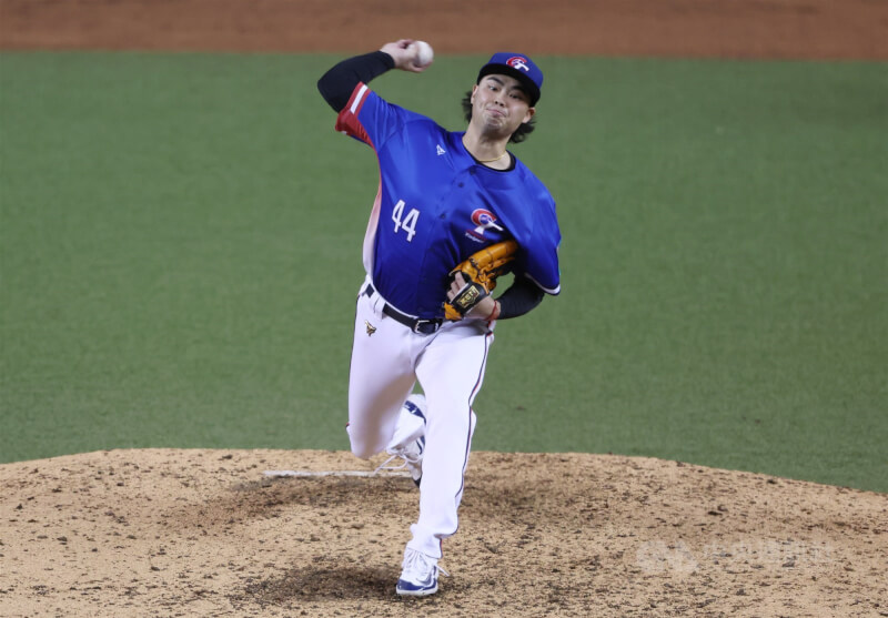 陳柏毓在2025年世界棒球經典賽資格賽中繼登板。（中央社檔案照片）