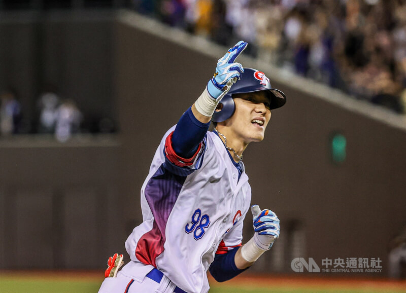 陳晨威在2024年世界12強棒球賽預賽轟出滿貫砲。（中央社檔案照片）