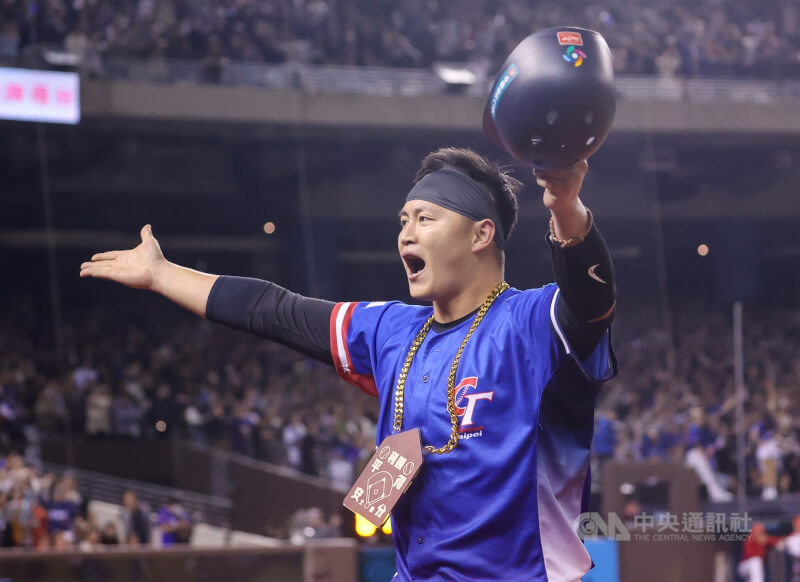 蔣少宏在2025年世界棒球經典賽資格賽成功回到本壘得分，高舉雙臂吶喊。（中央社檔案照片）