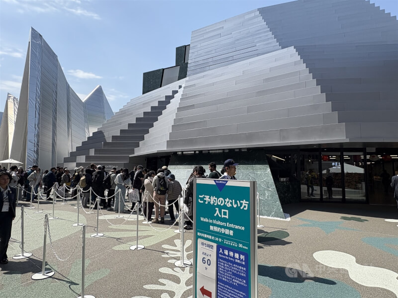 圖為2025世界博覽會TECH WORLD館排隊人龍。（中央社檔案照片）
