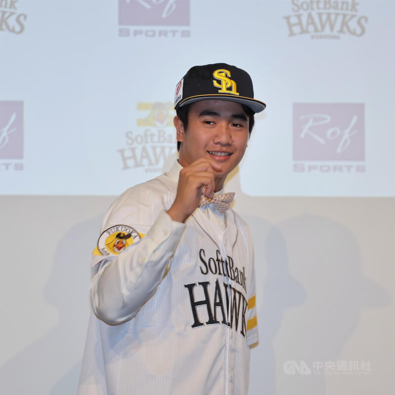 張峻瑋加盟日職福岡軟銀鷹隊的記者會。（中央社檔案照片）