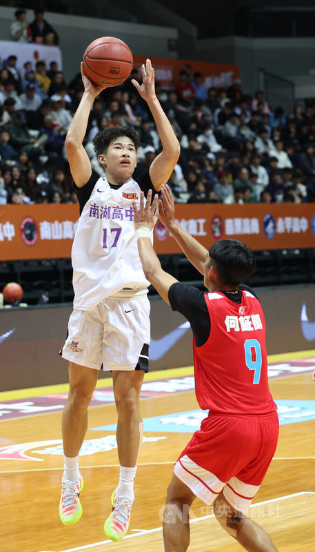 114學年度HBL高中籃球聯賽南湖高中6日擊敗光復高中，收下8強賽2連勝，其中南湖高一菜鳥陳泓宇（左）轟下全隊最高20分，傳承前女籃國手媽媽蔡佩穎的優良基因。中央社記者張新偉攝　115年2月6日