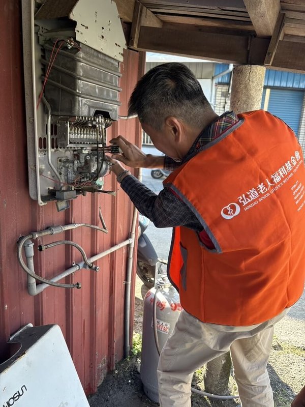 獨居在宜蘭老舊鐵皮屋的56歲阿銘中風多年，屋中熱水器早已壞掉，瓦斯桶也嚴重生鏽，潛藏健康與安全風險；弘道老人福利基金會連絡在地瓦斯桶廠商和水電師傅，協助他更換熱水器。（弘道老人福利基金會提供）中央社記者曾以寧傳真　115年2月6日