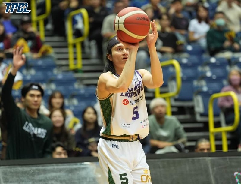 台灣職業籃球大聯盟（TPBL）桃園台啤永豐雲豹隊7日客場交手高雄全家海神隊，後衛高錦瑋（圖）飆進5記三分球、拿下21分，幫助球隊收下4連勝。（TPBL提供）中央社記者黎建忠傳真　115年2月7日