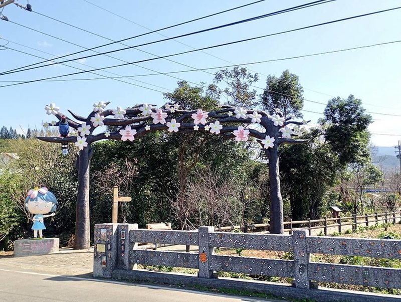 新北市三芝區三和社區「三生步道」也是北海岸冬遊熱門好去處，全長約2公里，平緩好走還能賞櫻，民眾可把握春節連假前往賞花健行。（新北市農業局提供）中央社記者黃旭昇傳真　115年2月7日