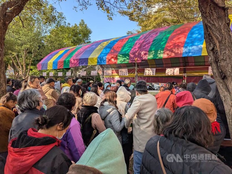 台中茂盛醫院號召企業與公益單位合作，7日舉辦「關懷貧困寒冬送暖活動」，會中並有醫師義診，以實際行動為在地居民守護健康。中央社記者蘇木春攝　115年2月7日