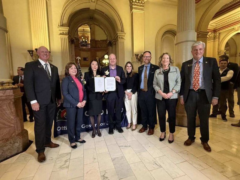 駐丹佛辦事處與美國科羅拉多州政府簽署MOU強化科技、經貿合作，科州政要見證。（駐丹佛辦事處提供） 中央社記者張欣瑜舊金山傳真　115年2月7日