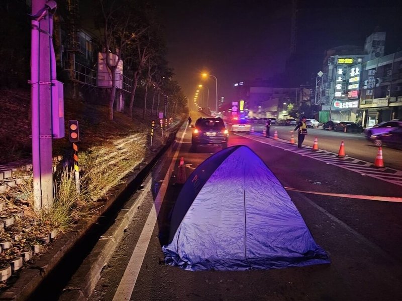 國道1號高雄中正路交流道6日深夜發生死亡車禍，高姓男子徒步橫跨東側便道後突然倒臥北上匝道口，結果遭3輛自小客車輾過當場死亡。3名駕駛則遭依過失致死罪送辦。（高雄苓雅警分局提供）中央社記者洪學廣傳真　115年2月7日