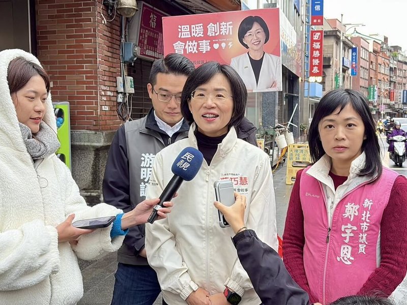 民進黨立委、新北市長參選人蘇巧慧（前右2）7日在民進黨籍新北市議員鄭宇恩（前右）陪同下，於淡水區清水街市場拜票並受訪。（蘇巧慧服務處提供）中央社記者黃旭昇新北傳真   115年2月7日