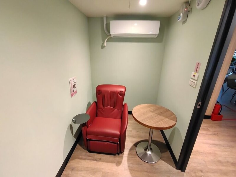 交通部高速公路局在14處國道服務區設駕駛人休息室，憑駕照或其他證件登記可免費使用2小時。圖為古坑服務區女性駕休室除床鋪外，另有按摩椅。（交通部高速公路局提供）中央社記者黃巧雯傳真 115年2月7日