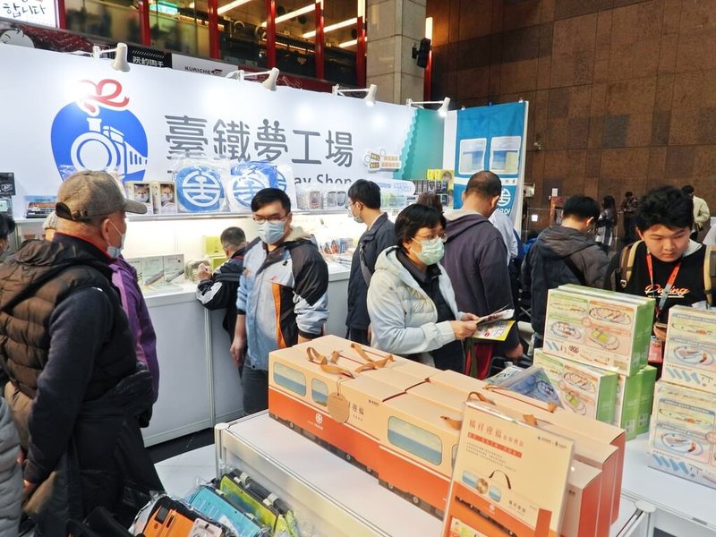 台鐵攜手日本KATO公司，7日、8日在台北車站舉辦N規鐵道模型祭in台北。台鐵公司表示，首日吸引大批民眾到場參觀、體驗。（台鐵公司提供）中央社記者黃巧雯傳真 115年2月7日