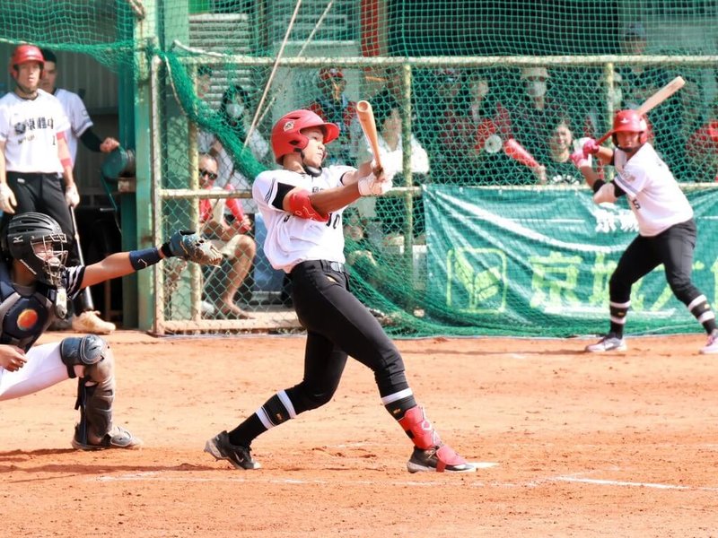 114學年度高中棒球聯賽（木棒組）第2階段持續展開，台東體中7日與嘉義高中交手，台東體中打線發揮，林宗賓（前左2）等人開轟，終場順利以11比4、5局搶勝。（學生棒球運動聯盟提供）中央社記者謝靜雯傳真 115年2月7日