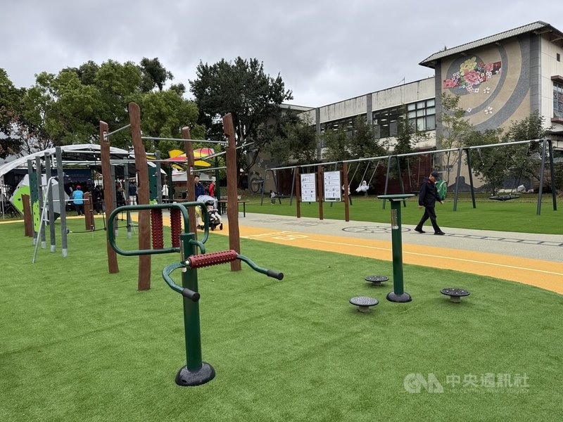 花蓮縣文化局在縣定古蹟「吉野開村記念碑」周邊綠地重新規劃動線，整理周邊環境，打造綠地遊樂設施，拉近古蹟與民眾的距離，是縣內首座古蹟結合公園的歷史教育場域。中央社記者張祈攝 115年2月7日