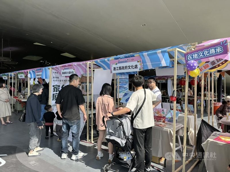 「2026世界母語日—國家語言生活節」7日一連2天在高雄衛武營國家藝術文化中心登場，吸引大小朋友一同造訪，參觀現場逾50攤位集結的創新書市。中央社記者林巧璉攝　115年2月7日