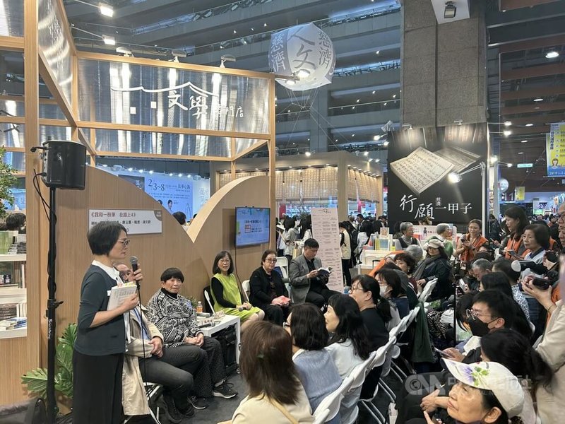 台北市閱讀寫作協會出版專書「我和一枝筆 在路上4」，6日在2026台北國際書展舉行新書發表會。中央社記者邱祖胤攝　115年2月7日