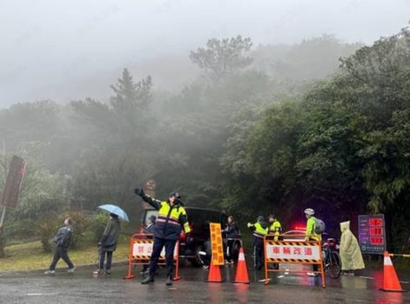 氣象署表示，7日晚間至8日桃園以北和宜蘭1000公尺以上高山有機會降雪。北市府表示，因應陽明山區可能降雪，規劃3階段交管，要求車輛須加掛雪鏈。圖為警方過去執法畫面。（警方提供）中央社記者劉建邦傳真　115年2月7日