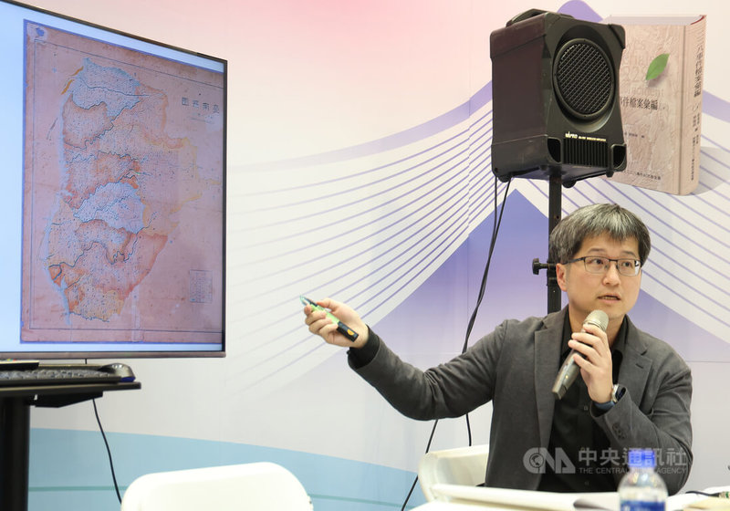 國史館7日在2026台北國際書展發表新書「二二八事件檔案彙編（31）（32）─台南縣警察局檔案」，台大歷史系助理教授吳俊瑩（圖）應邀主講，吸引民眾前往展位聆聽。中央社記者張新偉攝　115年2月7日